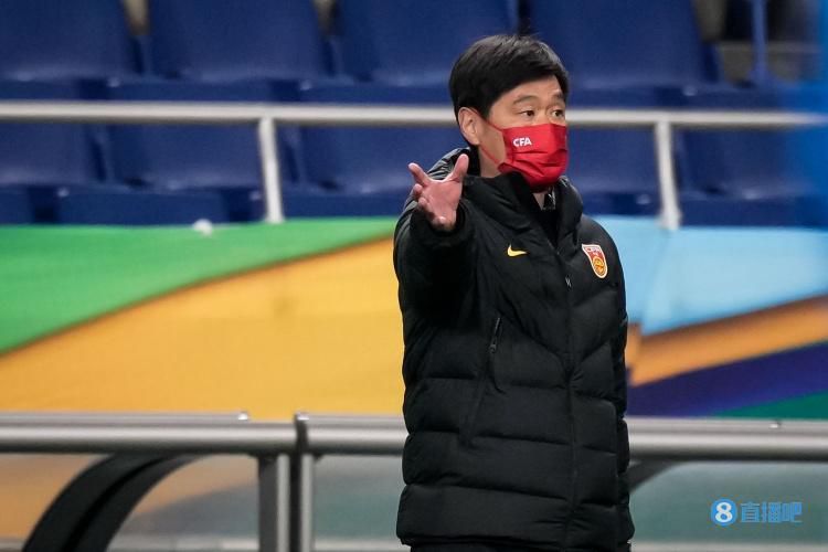 两个豪华轿车的智能钥匙、一个明超成化斗彩酒杯、一张一亿元的支票。